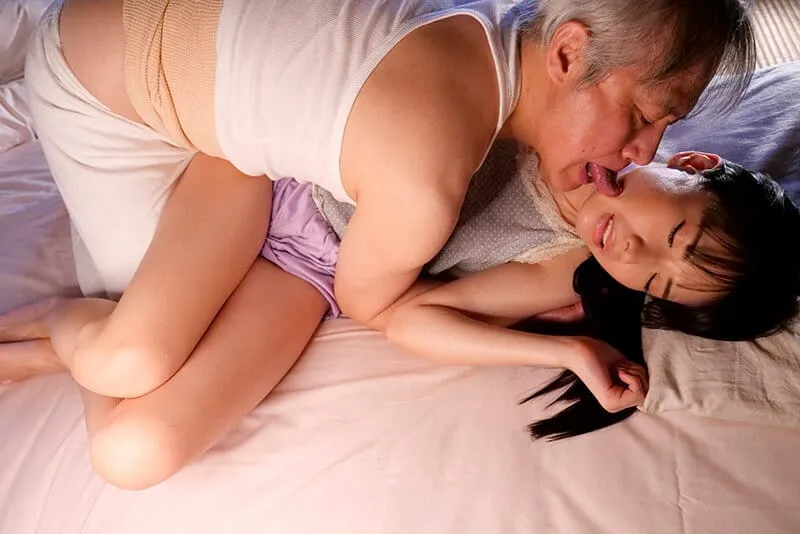 Em đang thèm nuốt tinh mà bé chó của em bên cạnh cứ làm phiền